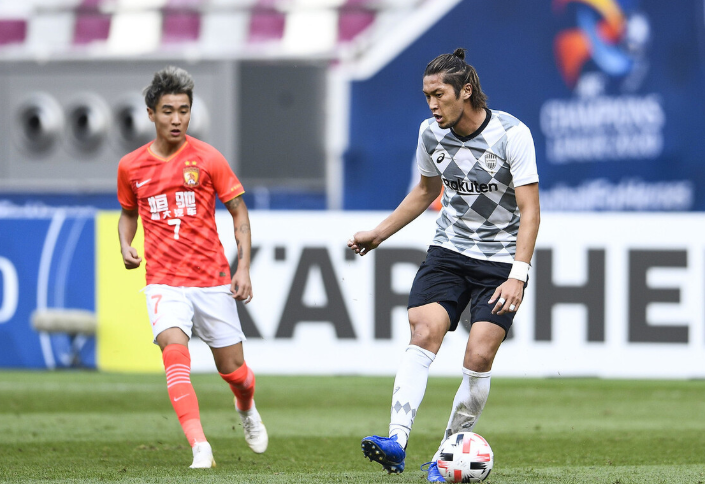  法甲主帅临场指挥出色，战术调整激活球队潜能